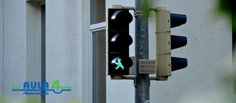 Todos los peatones deben respetar los semáforos