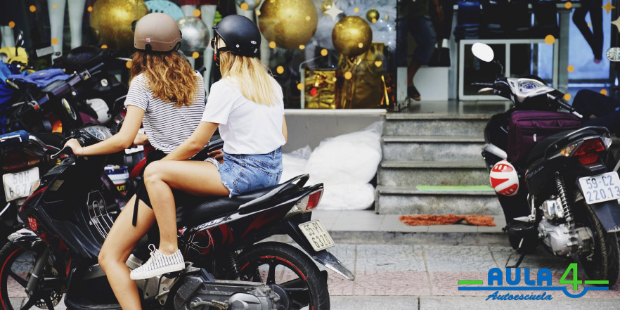 El carnet de moto AM puedes obtenerlo con 15 años de edad, realizando un examen previo.