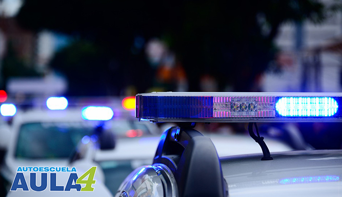 Policía poniendo una multa a conductor.