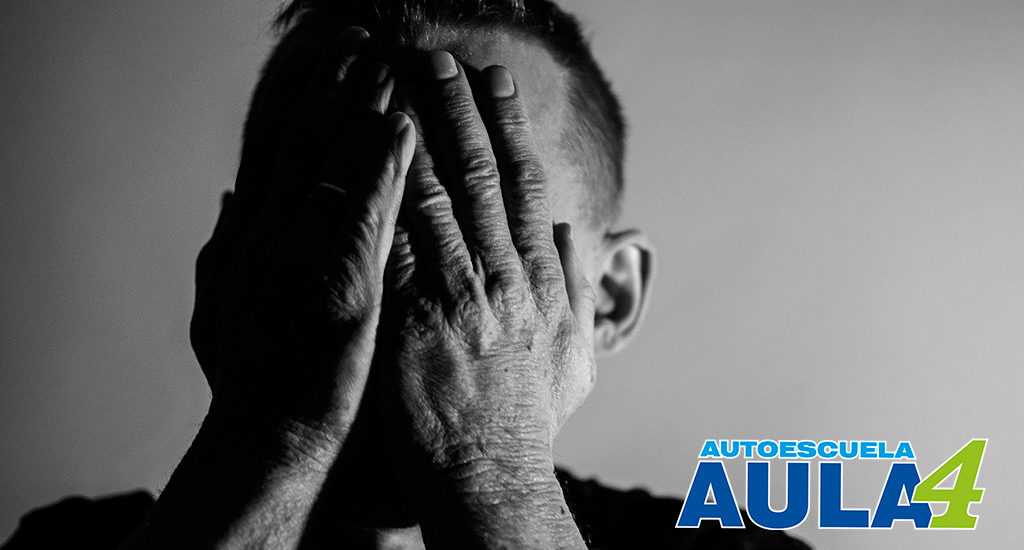 Profesor de autoescuela preocupado.