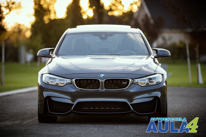 Vista frontal de un coche.