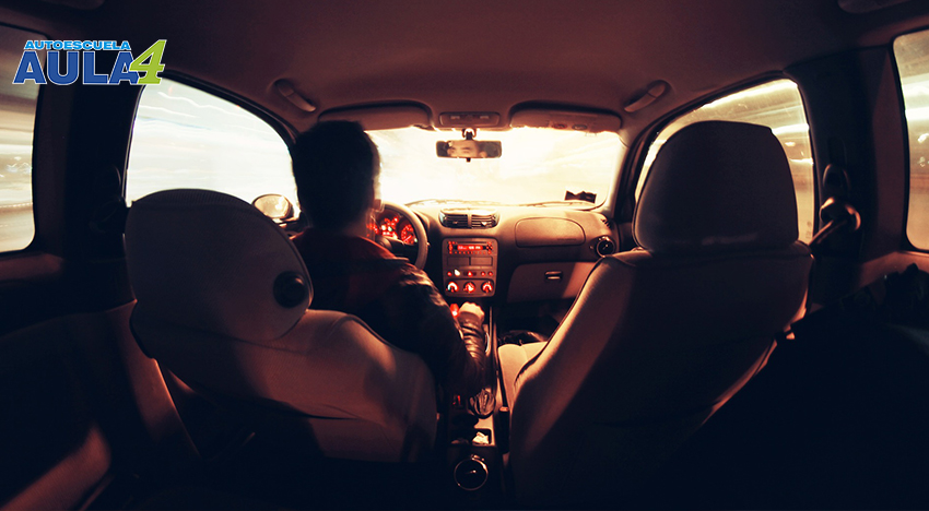 Un hombre conduciendo con miedo o lo que es lo mismo con amaxofobia