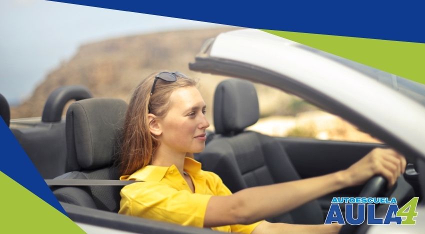 Chica prestando atención al conducir.