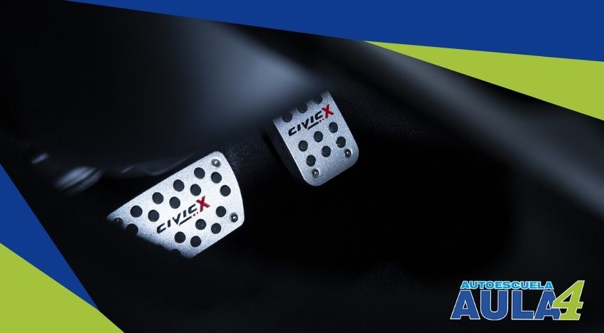 Imagen de pedales de un coche automático.