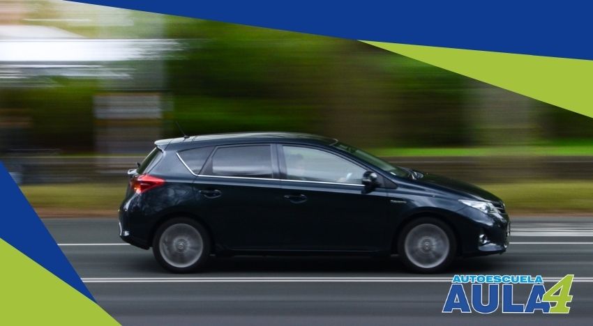 Imagen de coche automático en carretera.