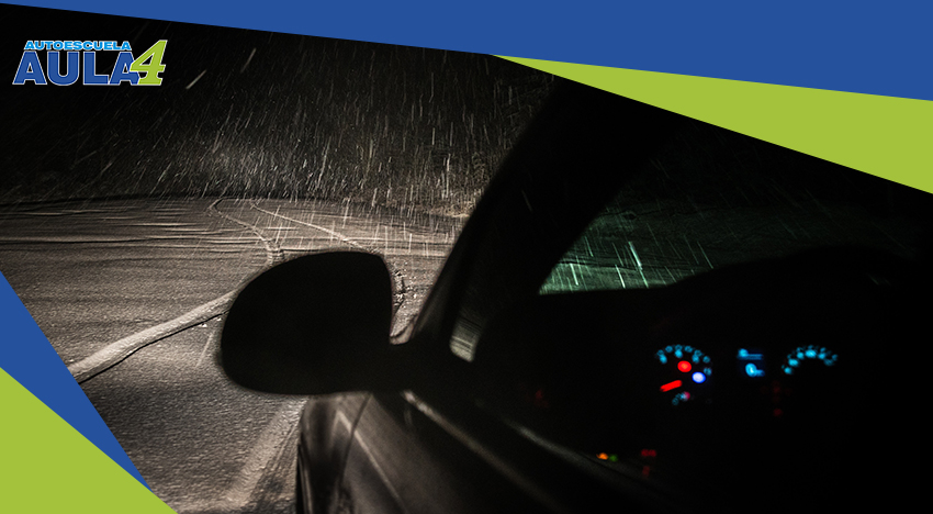 Coche yendo por una carretera nevada de noche