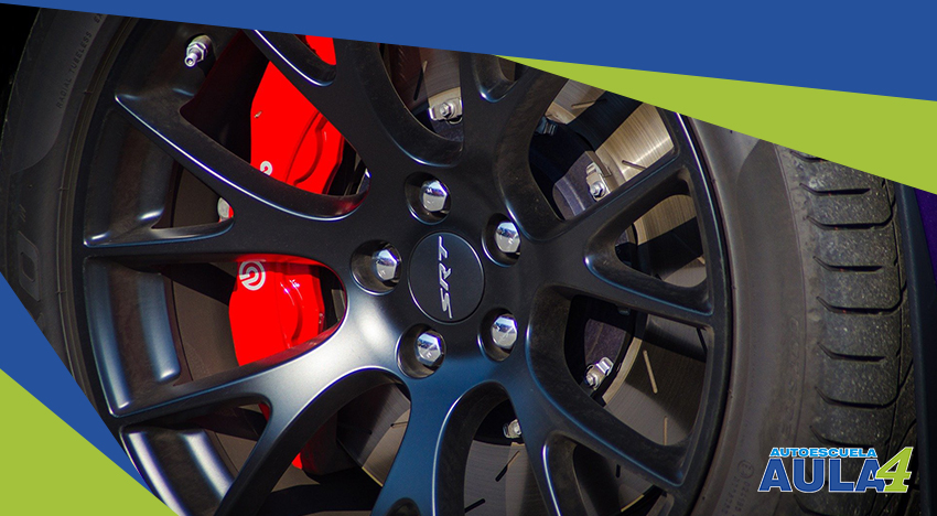 Vista del disco de freno de un vehículo.