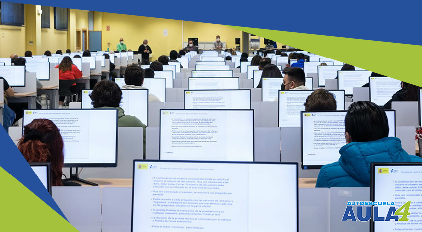 Personas realizando examen en dgt