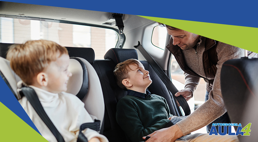 padre poniendo silla infantil en coche 