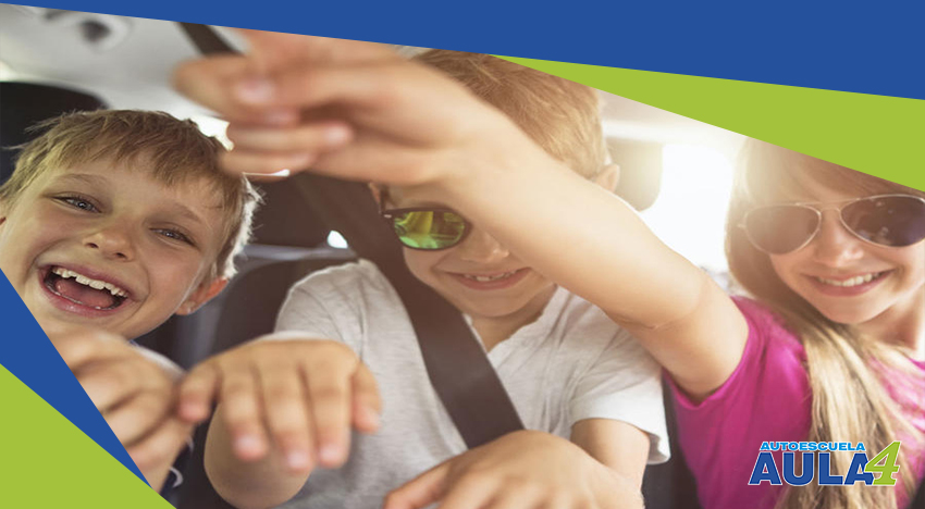 niños se divierten en la parte trasera del coche