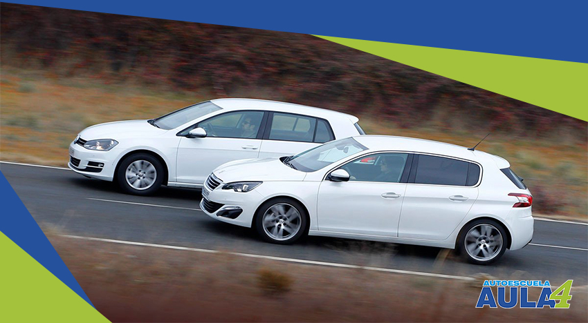 autos en ruta sobrepasándose