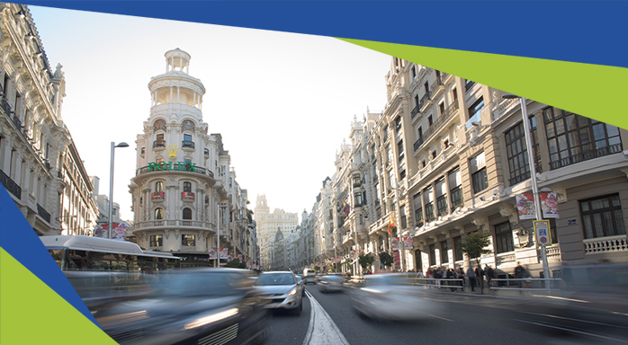 Calle de una ciudad con coches