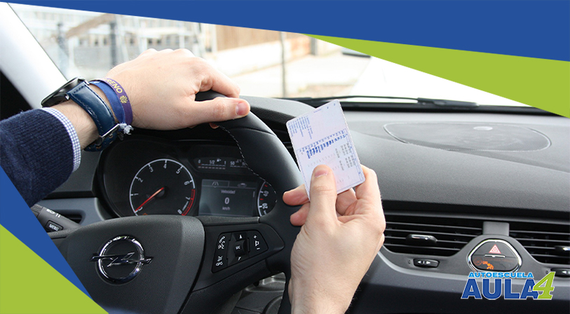 Persona sujetando el carnet de conducir.