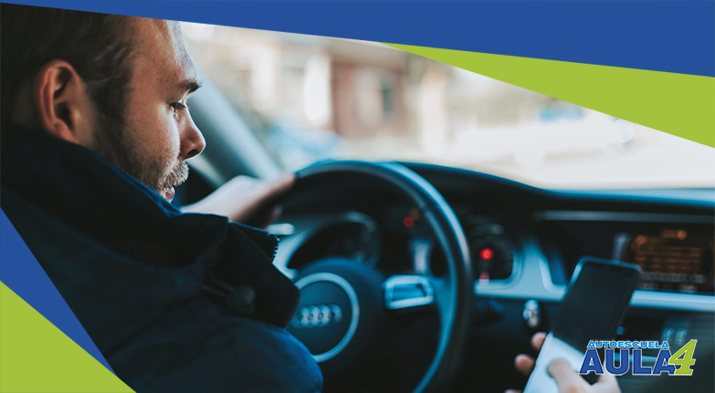 Persona conduciendo utilizando el móvil.