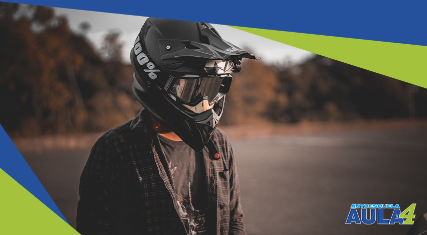 Persona con la equipación para el examen de moto.