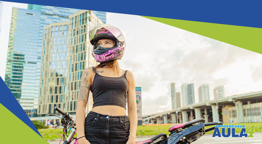 Mujer motorista equipada para el examen de moto.
