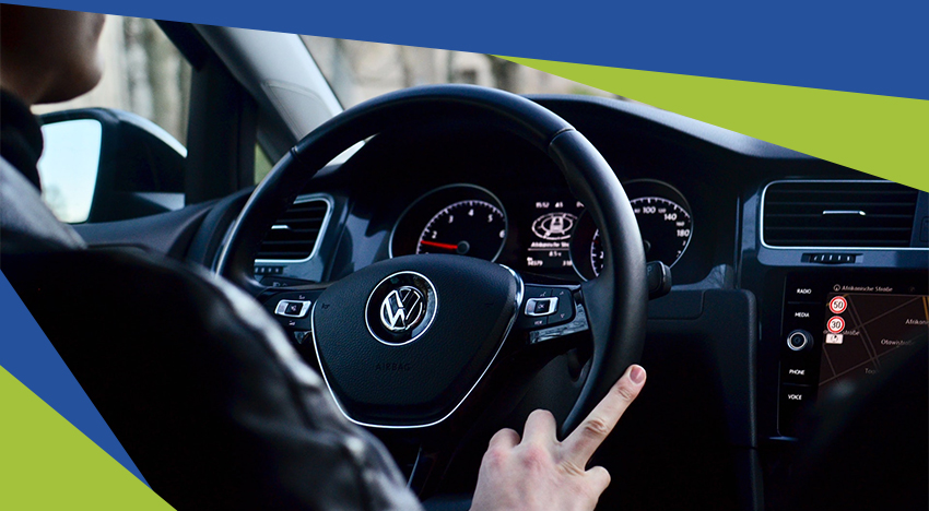 Persona reduciendo el consumo con la conducción eficiente.