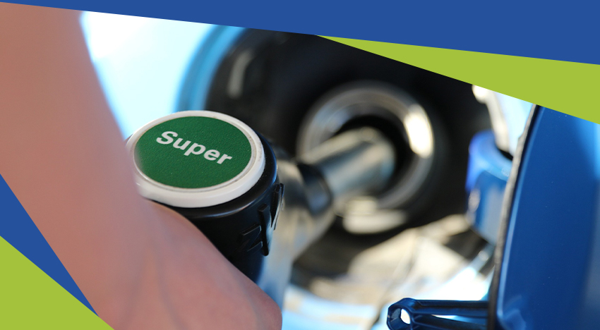 Persona repostando gasolina en su vehículo.